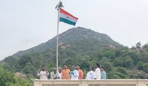 Ilaiyaraaja-hoists-the-national-flag-at-Thiruvannamalai