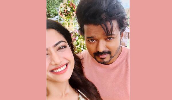 Vijay---Rashmika-selfie-goes-viral