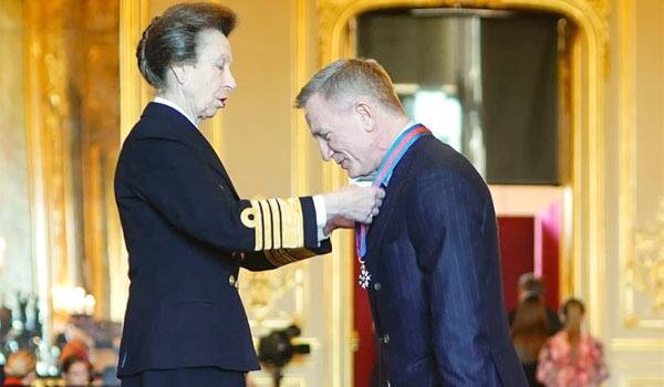 Daniel-craig-honoured-by-England-royal-family