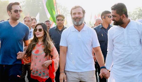 Actress-Riyasen-participated-in-Rahul-yatra