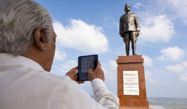 Kamal-share-moments-in-front-of-Nethaji-statue