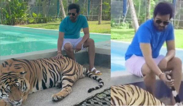 Santhanam-caught-in-the-controversy-by-holding-the-tiger-tail