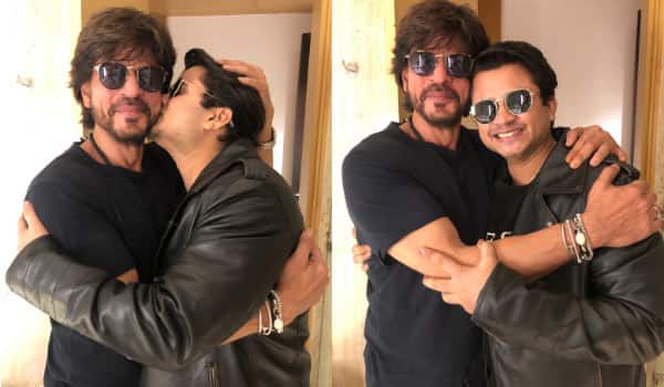 Shahrukh-khan-met-fans-in-hotel