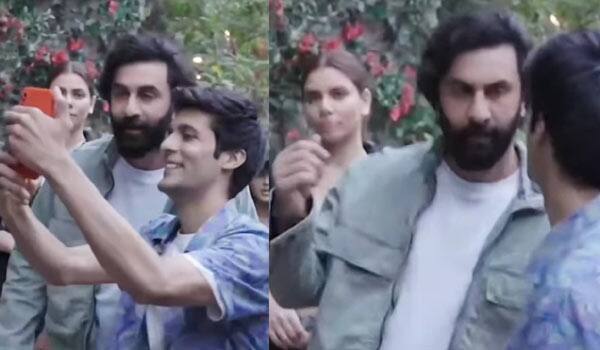 Ranbir-kapoor-thrown-the-fans-cellphone