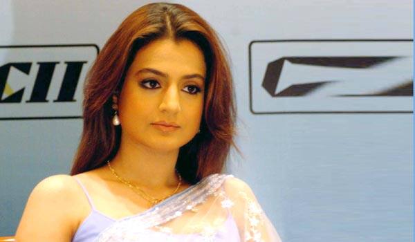 Check-return-case:-Amisha-Patel-appears-in-court-after-warrant