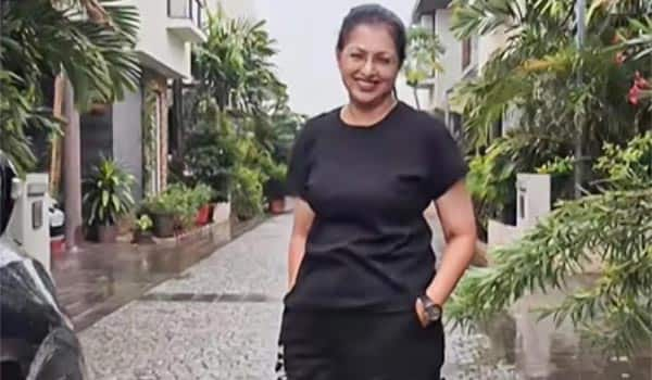 Gautami-enjoyed-chennai-rain