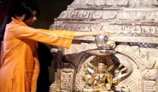 Samantha-visited-to-Vellore-golden-temple