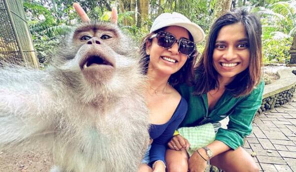 Monkey-take-Jolly-selfie-with-Samantha
