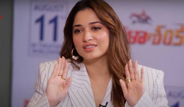 A-Kerala-fan-suddenly-approached-the-crowd;-Tamannaah-deal-carefully
