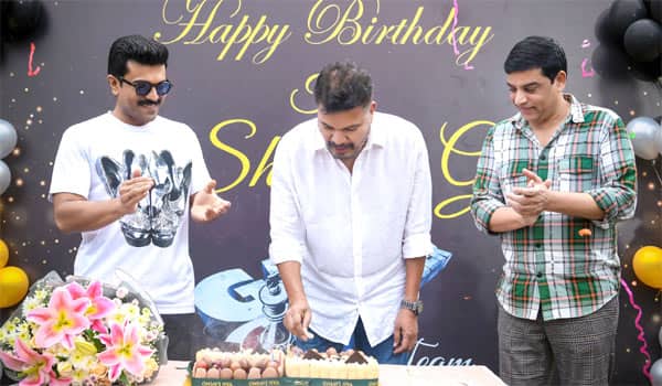 Shankar-celebrated-his-birthday-on-the-set-of-Game-Changer