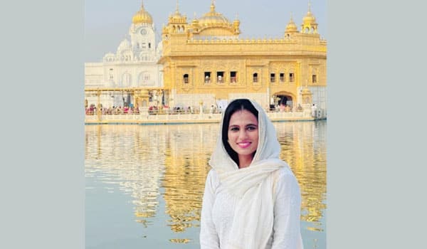 Ramya-Pandian-visited-the-Golden-Temple-in-Punjab