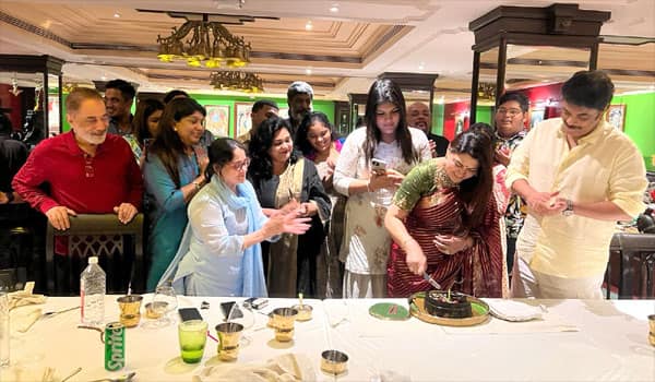 Khushbu-celebrated-his-53rd-birthday-by-cutting-a-cake-with-his-family