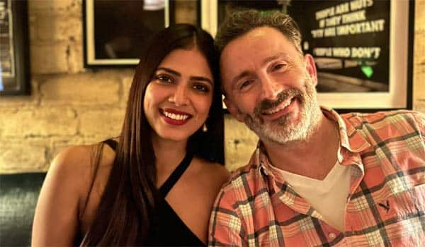 Malavika-Mohanan-met-Hollywood-actor-in-London!