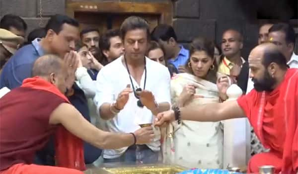 Darshan-with-actor-Shahrukh's-daughter-at-Shirdi-Saibaba-Temple