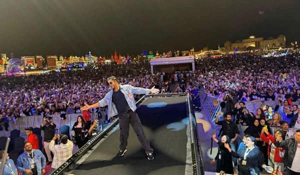 Dunki:-Shahrukh-Khan-met-fans-in-Dubai