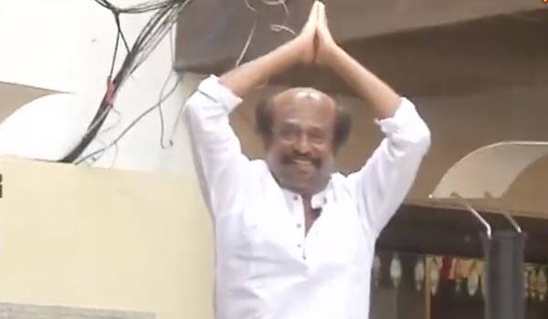 Rajini-met-the-fans-and-wished-them-English-New-Year