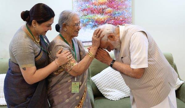 Khushbu's-mother-in-law-blessed-by-Prime-Minister-Modi