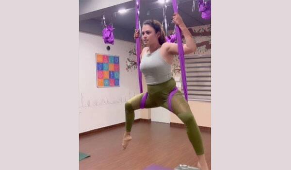 Farina-working-out-by-hanging-on-a-rope:-Is-this-the-fitness-secret?