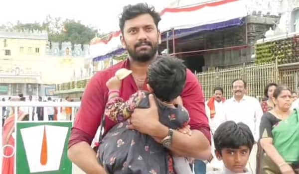 Arulnithi-workship-with-his-family-in-Tirupati