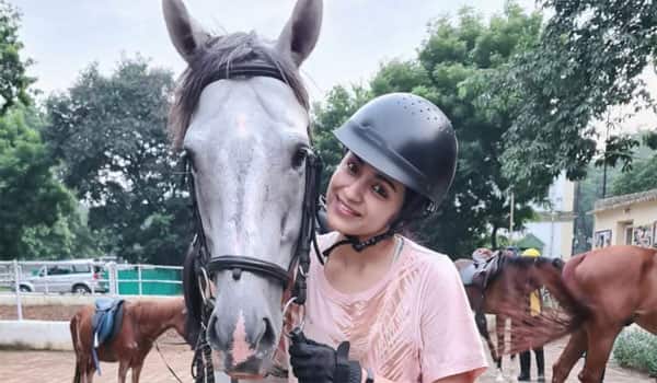 Trisha-practicing-horse-riding-for-Chiranjeevi