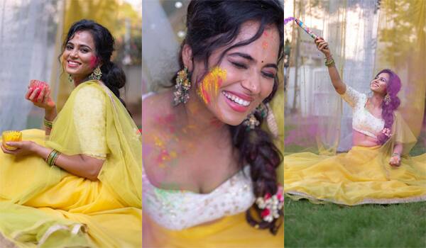 Ramya-Pandyan-celebrated-Holi