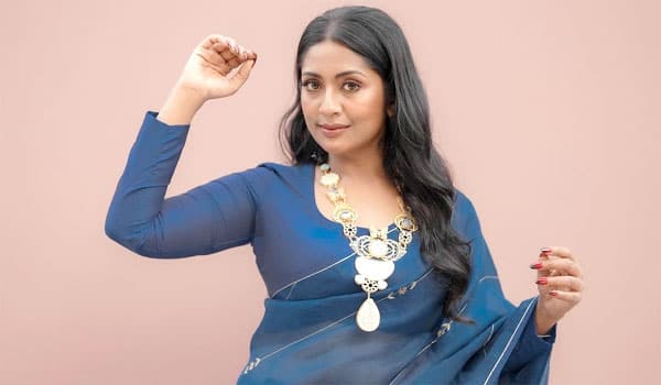Navya-Nair-who-helped-by-selling-used-sarees