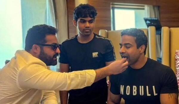 Junior-NTR-entertains-a-gym-trainer-on-the-sets-of-War-2