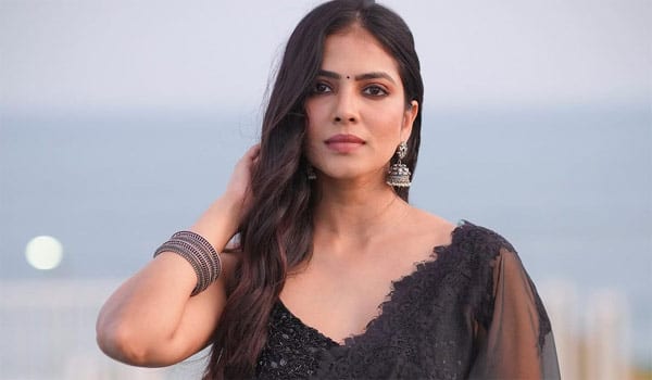 Malavika-Mohanan-responded-to-a-fan-who-teased-her-about-her-performance