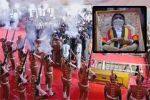 மக்களின் கண்ணீருடன் விடைபெற்றார் 'கருப்பு நிலா' : 72 குண்டுகள் முழங்க விஜயகாந்த் உடல் நல்லடக்கம்