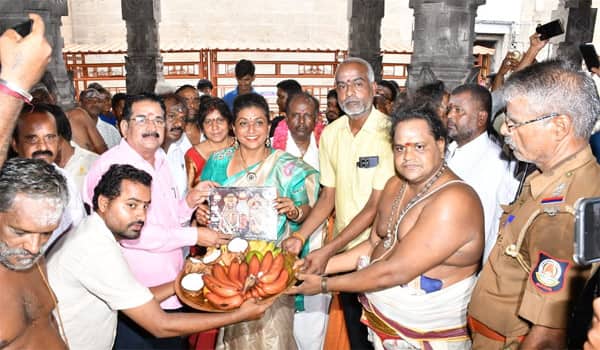 Actress-Roja-Worship-at-Thiruvannamalai-Temple