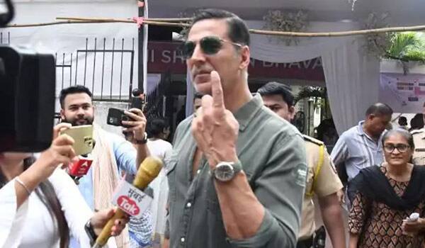 Akshay-Kumar-voted-in-the-election-for-the-first-time