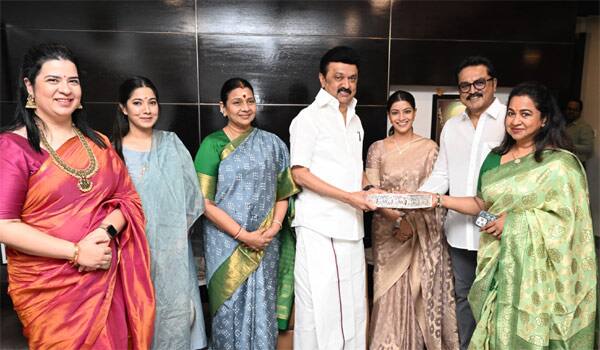 Varalakshmi-Sarathkumar-met-and-extended-an-invitation-to-the-Chief-Minister