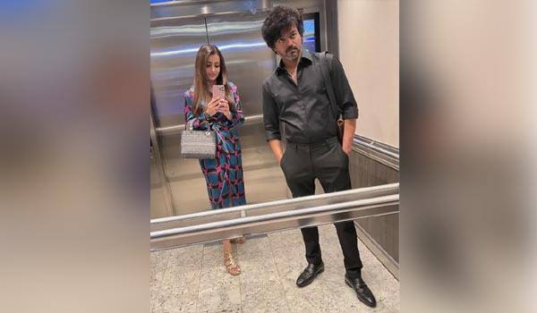 Mirror-Selfie-taken-with-Vijay-in-the-lift:-Trisha-shared-the-photo-and-congratulated-her