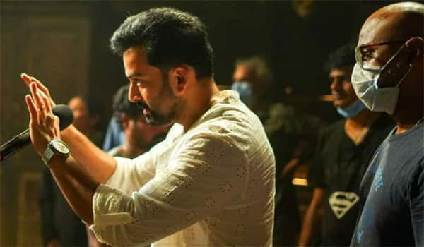 Prithviraj-gave-a-pleasant-surprise-to-the-assistant-director-on-the-set-of-Empuraan