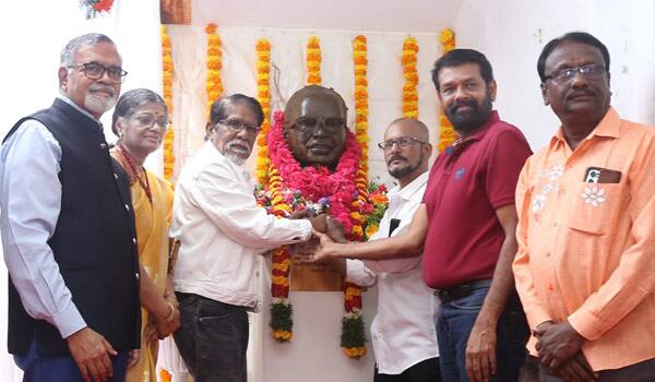 A-request-to-place-a-statue-of-Balachander-in-Alwarpet