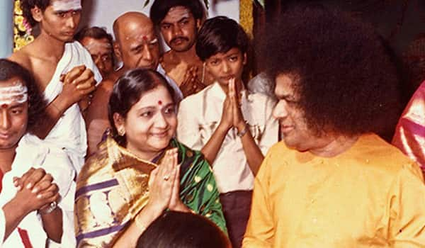 Flashback:-Anjali-Devi-donates-the-house-to-Sathya-Saibaba