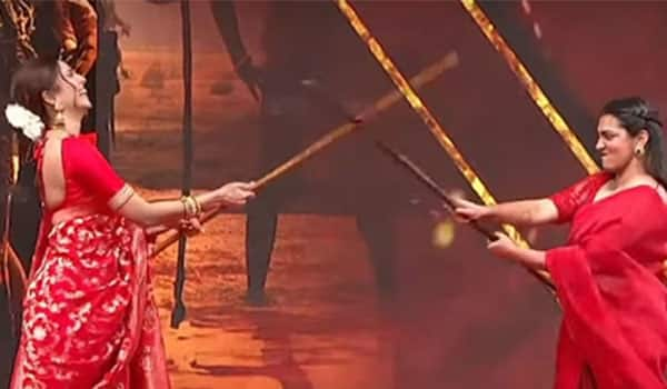 Parvathi---Malavika-Mohanan-played-the-silambam-on-stage