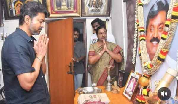 Actor-Vijay-Met-Premalatha-at-Vijayakanths-house