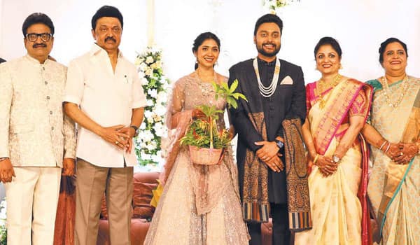 Chinni-Jayants-sons-wedding:-CM-greets-him-in-person