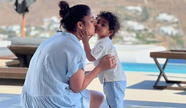 Nayanthara-giving-love-kiss-to-son!-A-photo-that-gets-likes!!