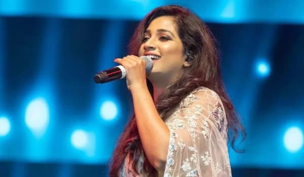 A-young-man-who-proposed-to-his-girlfriend-in-front-of-Shreya-Ghoshal-at-a-music-show