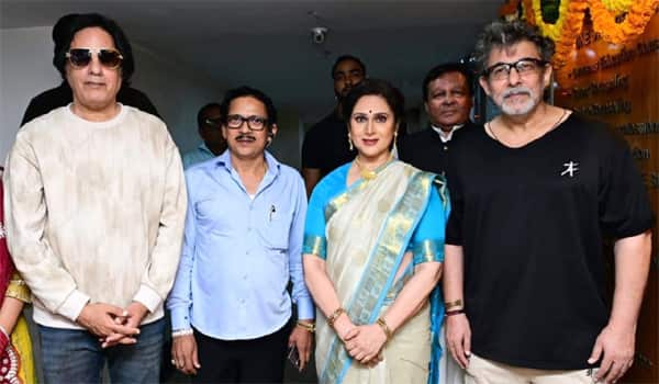 Meenakshi-Seshadri-and-Rahul-Roy-reached-to-honour-the-needy-people