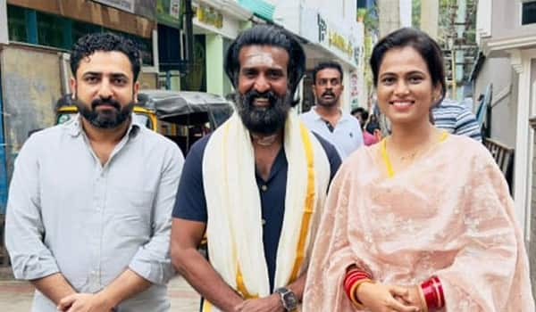 Ramya-Pandian-met-Suriya-with-her-husband-at-the-Tiruchendur-temple