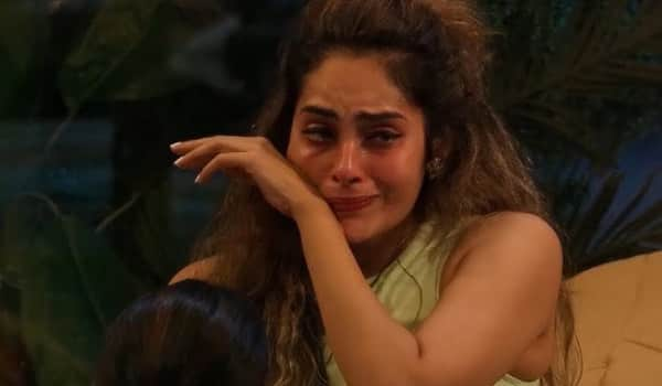 Shruti-Kaur-cries-in-the-Bigg-Boss-house