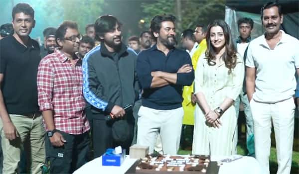 22-years-in-the-film-industry-Trisha-celebrates-by-cutting-a-cake-on-the-set-of-Suriya-45