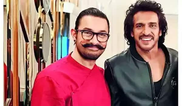 Aamir-Khan-surprises-Upendra-during-the-shoot-of-Kooli