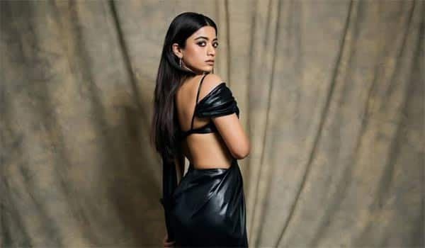 Rashmika-Mandanna-embraces-her-heroine-moment