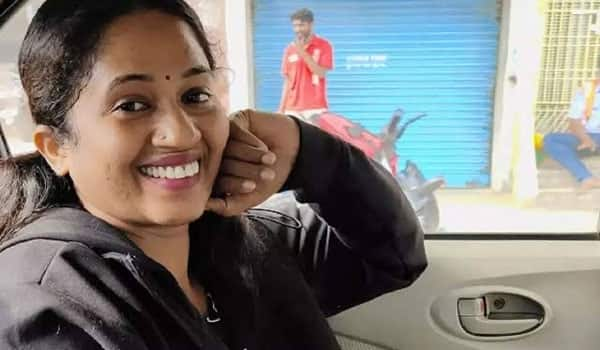 BiggBoss-Thamarai-buys-a-new-car