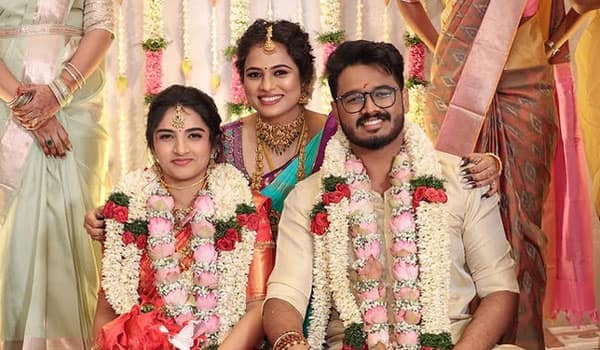 Ramya-Pandians-brothers-wedding-He-held-his-girlfriends-hand-Photo-goes-viral