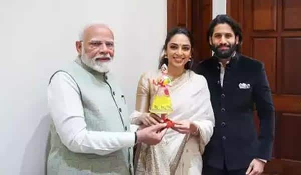 Sobhita-Dhulipala-gifts-PM-Narendra-Modi-a-kondapalli-bommala-doll